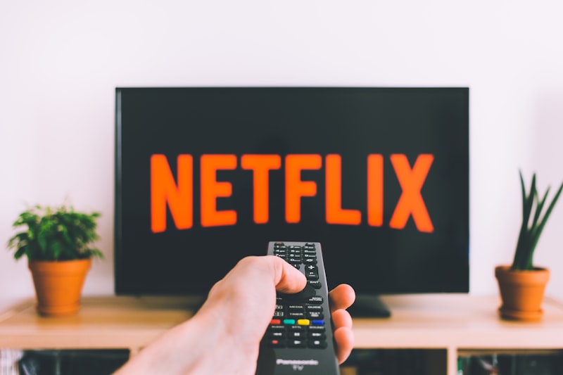 Família assistindo TV